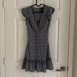 BEAUTIFUL FLORAL DRESS FROM FOREVER 21. SMALL SIZE